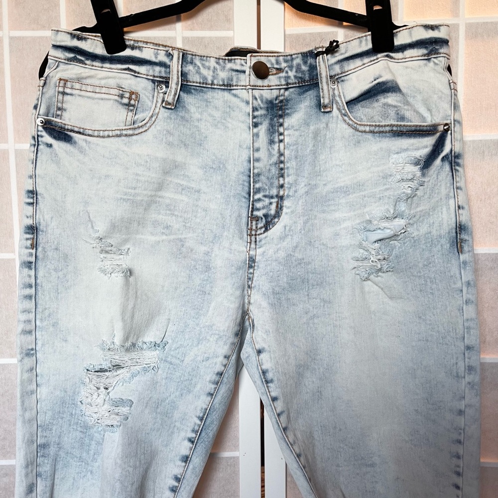 BRAND NEW NovaMen Beach Side Ripped Denim Shorts - Light Wash - NWT